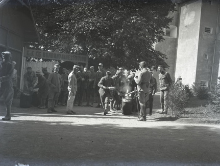 Delitev hrane italijanskim vojnim ujetnikom, Ljubljanski grad, Ljubljana 1917 - 75,1057