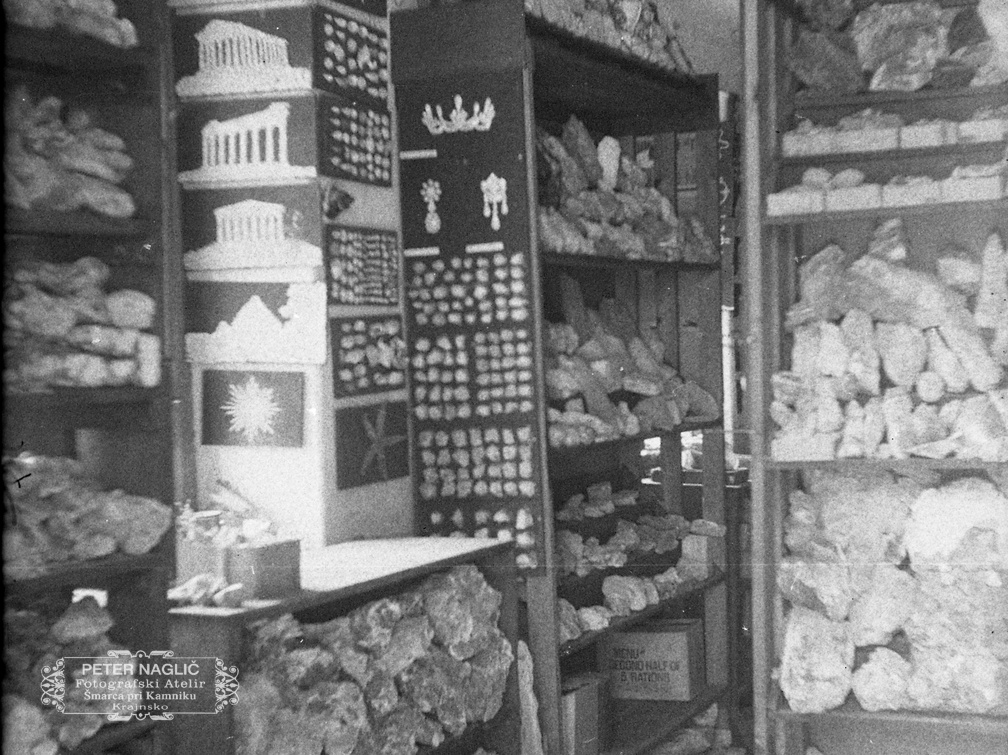 Urejene razstavne police s kamenjem - Naglic RA 1966