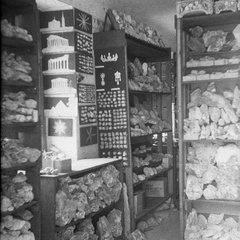 Urejene razstavne police s kamenjem - Naglic RA 1966