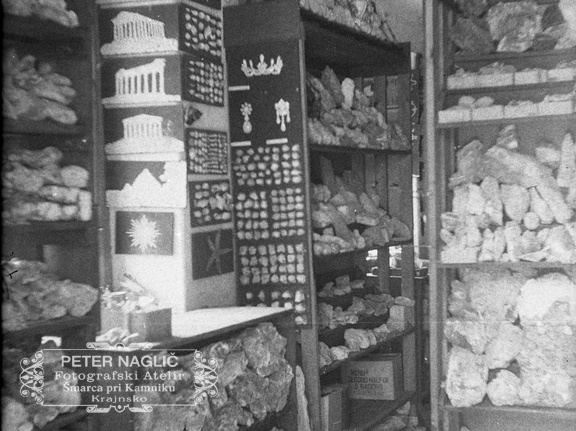 Urejene razstavne police s kamenjem - Naglic RA 1966