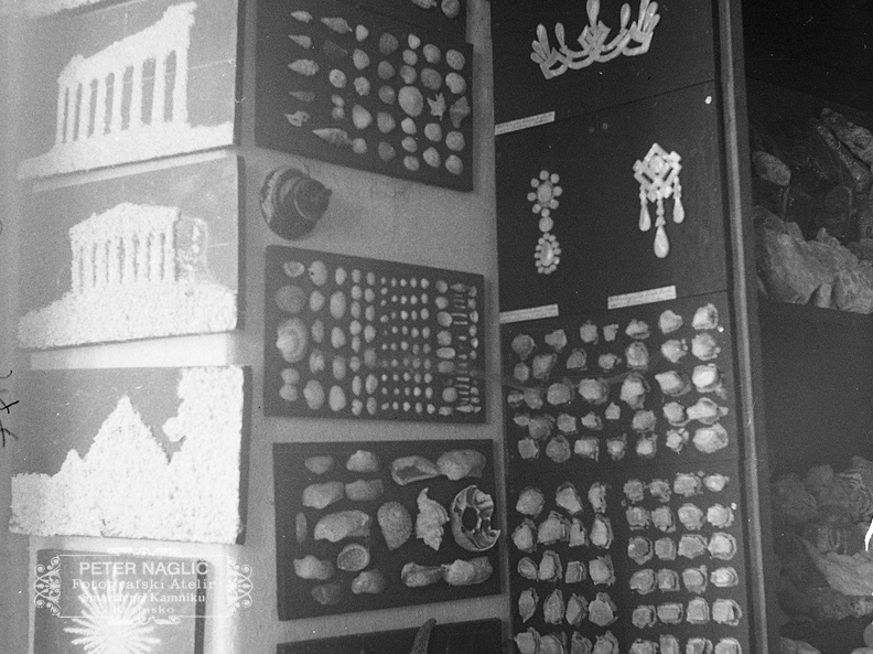 Različni motivi sestavljeni iz školjk in drobnega kamenja - Naglic RA 1980 