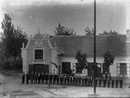 Telovadne vaje pred zadružnim domom v Šmarci okoli leta 1910 - Naglic RA 167