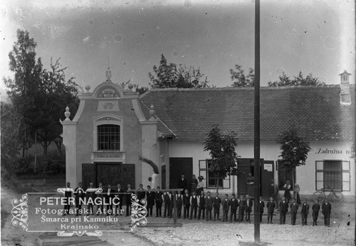 Telovadne vaje pred zadružnim domom v Šmarci okoli leta 1910 - Naglic RA 167