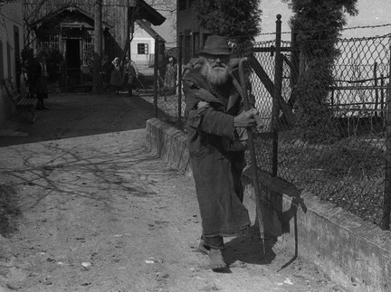Vaški posebnež v Šmarci leta 1932 - F_1932_4_9_005