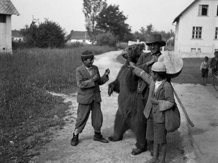 Skupina Romov z medvedom v Šmarci leta 1934 - F_1934_2_3A_004