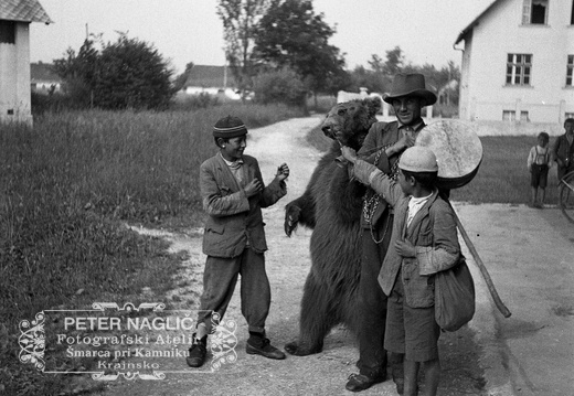Skupina Romov z medvedom v Šmarci leta 1934 - F_1934_2_3A_004