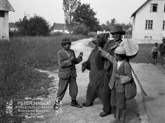 Skupina Romov z medvedom v Šmarci leta 1934 - F_1934_2_3A_004