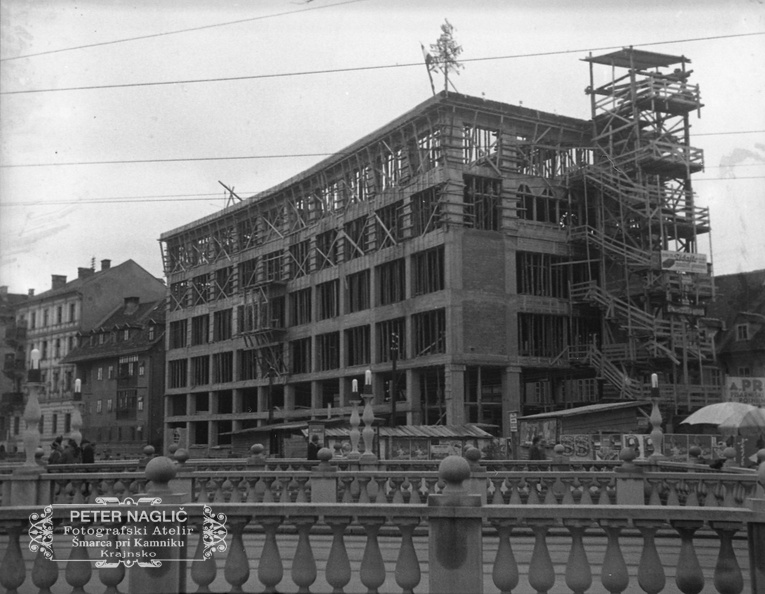 F_1937_2_52_014 - Gradbena prenova Ljubljane - gradnja Mayerjeve palače leta 1937.jpg