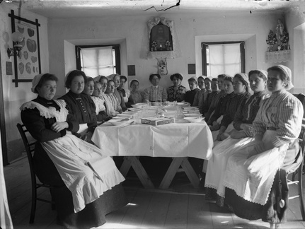 Skupina  udeleženk gospodinjskega tečaja v Šmarci okoli leta 1910 - naglic759