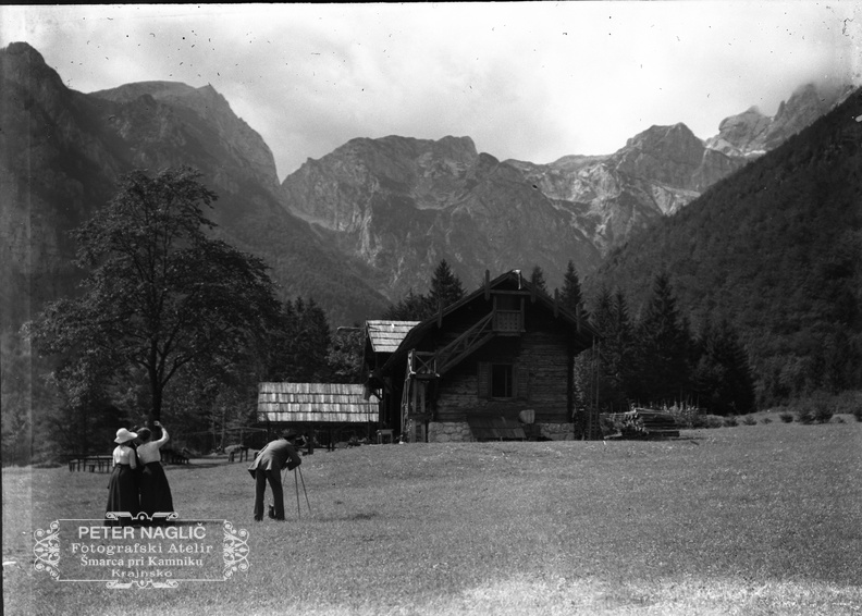 naglic874 - Ljubezen do planin - turistovska koča v Kamniški Bistrici okoli leta 1910.jpg