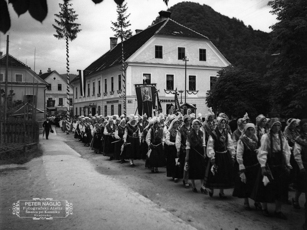 Telovska procesija po Kamniku z narodnimi nošami leta 1933 - F_1933_1_10B_003
