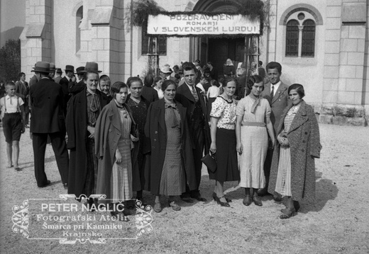 Romarji pred cerkvijo v Rajhenburgu leta 1934 - F_1934_8_1_011