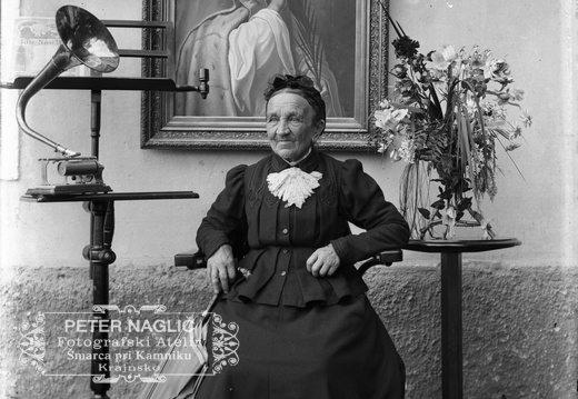 Portret starejše žene na njenem domu okoli leta 1910 - Naglic_RA_418