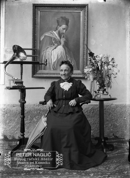Naglic_RA_418 - Portretni pogled - portret starejše žene na njenem domu okoli leta 1910 .jpg