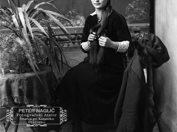 Portret mladega dekleta v Nagličevem podstrešnem ateljeju pred letom 1930 - Naglic_RA_483