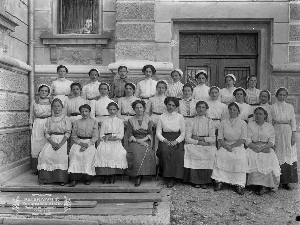 Skupinski portret gojenk gospodinjskega tečaja v Domžalah leta 1914  - Naglic_RA_501