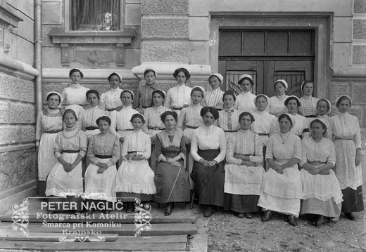 Skupinski portret gojenk gospodinjskega tečaja v Domžalah leta 1914  - Naglic_RA_501