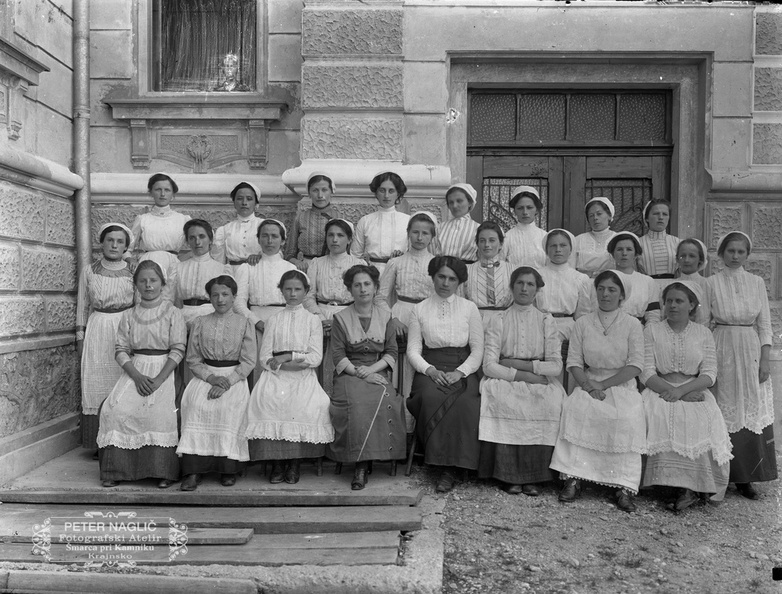 Naglic_RA_501 - Portretni pogled - skupinski portret gojenk gospodinjskega tečaja v Domžalah leta 1914 .jpg