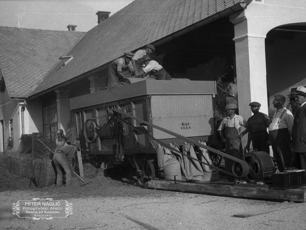 Stroj za mlatenje pšenice v pekarni Vavpetič v Šmarci leta 1931 - F_1931_1_4_013