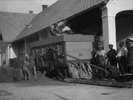 Stroj za mlatenje pšenice v pekarni Vavpetič v Šmarci leta 1931 - F_1931_1_4_013