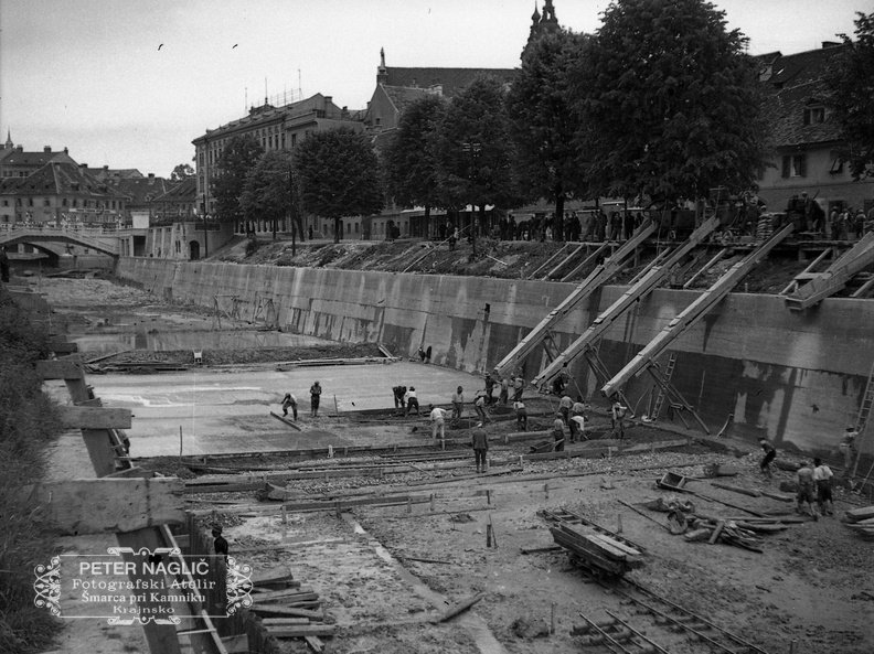 Betoniranje dna struge Ljubljanice pri Tromostovju leta 1933 - F_1933_3_11_002
