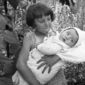 Sestrska ljubezen - Terezija Naglič pestuje svojo mlajšo sestro Katarino leta 1934 - F_1934_4_1_002 