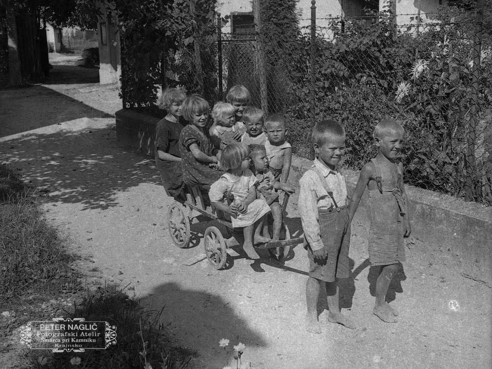 Otroški avtobus v Šmarci leta 1934 - F_1934_6_4_004