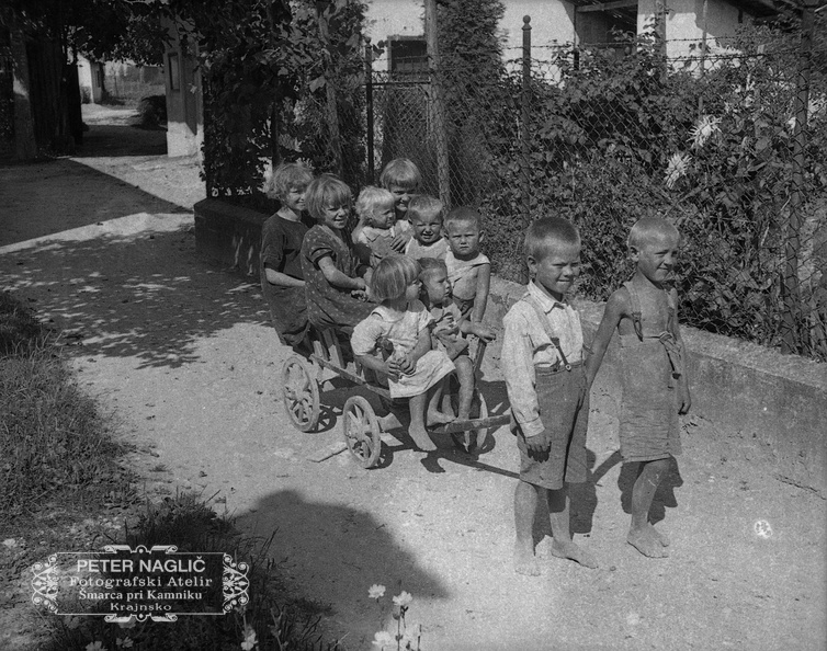 F_1934_6_4_004 - Otroška duša - otroški avtobus v Šmarci leta 1934.jpg