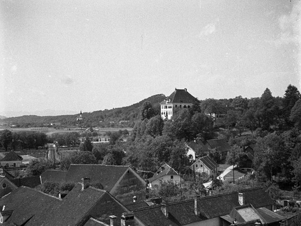 Pogled na dvorec Zaprice z zvonika župnijske cerkve na Šutni leta 1935 - F_1935_plus_4_009 