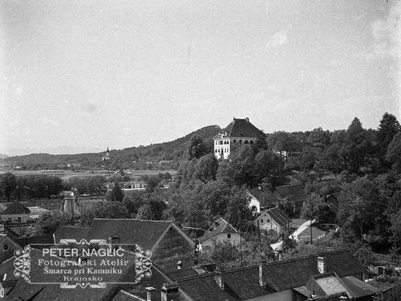 Pogled na dvorec Zaprice z zvonika župnijske cerkve na Šutni leta 1935 - F_1935_plus_4_009 