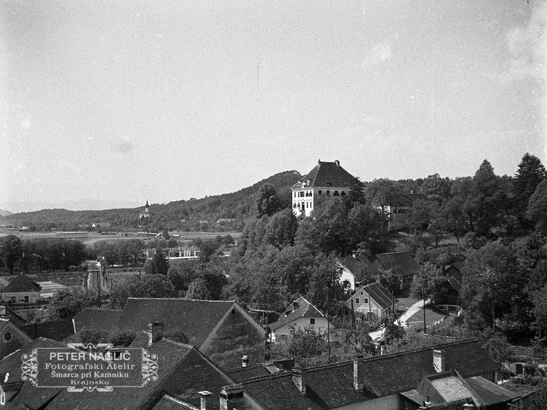Pogled na dvorec Zaprice z zvonika župnijske cerkve na Šutni leta 1935 - F_1935_plus_4_009 