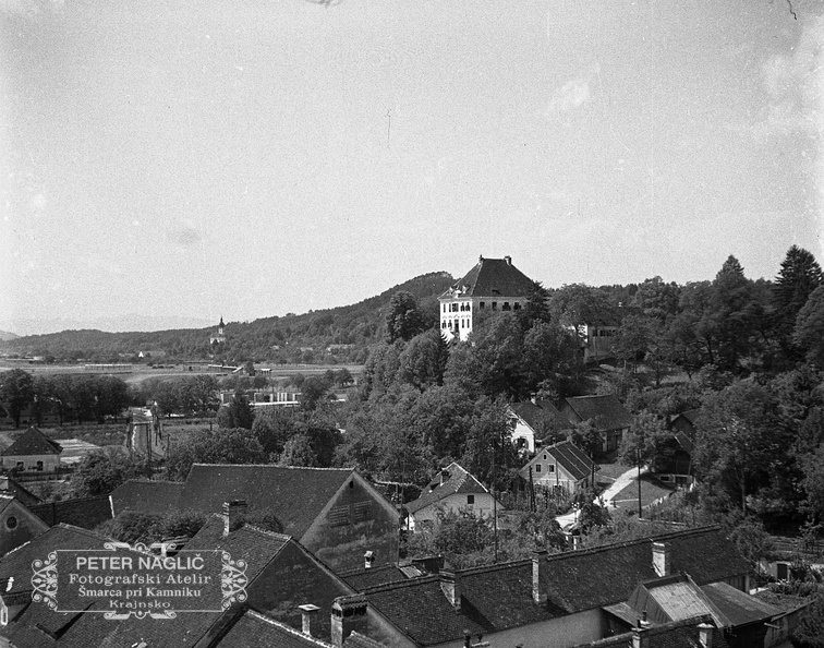 F_1935_plus_4_009 - Domači Kamnik z okolico - pogled na dvorec Zaprice z zvonika župnijske cerkve na Šutni leta 1935 .jpg