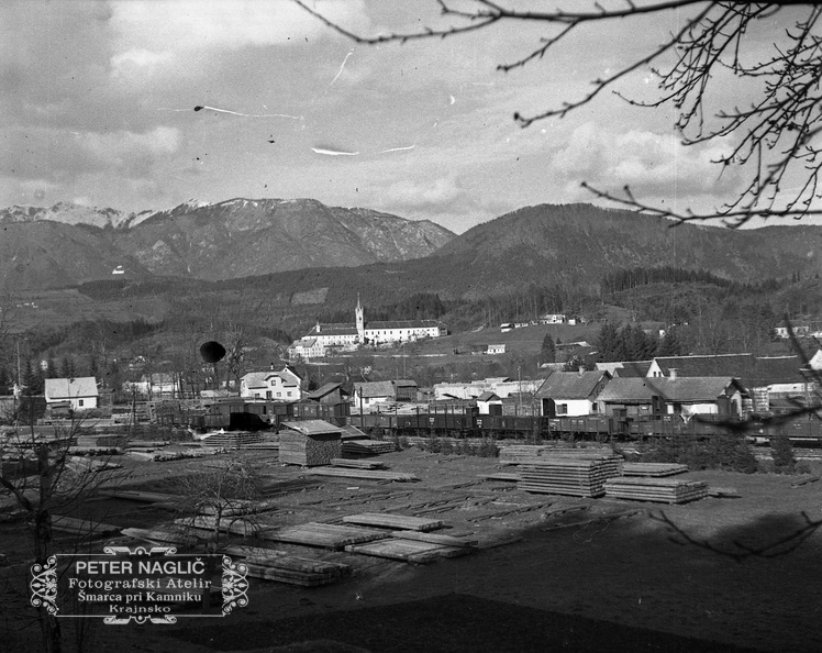 F_1933_1_4_007 - Domači Kamnik z okolico - Pogled na Mekinjski samostan leta 1933.jpg