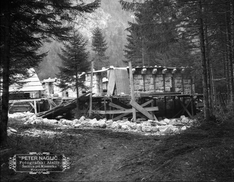 F_1933_3_17_012 - Veličina Plečnika - Gradnja kraljevega dvorca v Kamniški Bistrici leta 1933.jpg