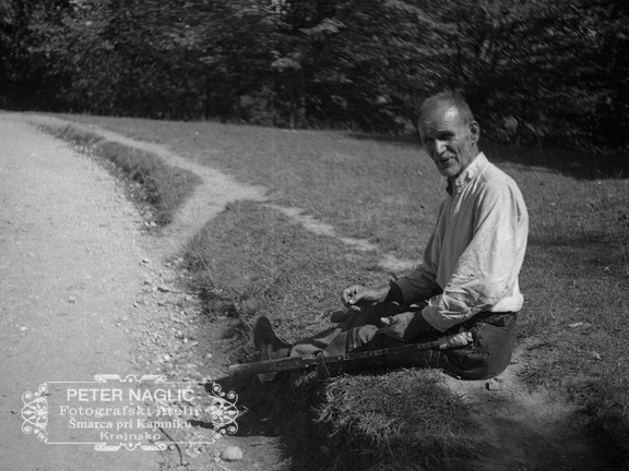 Berač ob poti leta 1932 - F 1932 2 8 012
