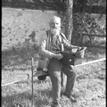 Slepec, ki se preživlja z milimi darovi leta 1936 - Sticna026