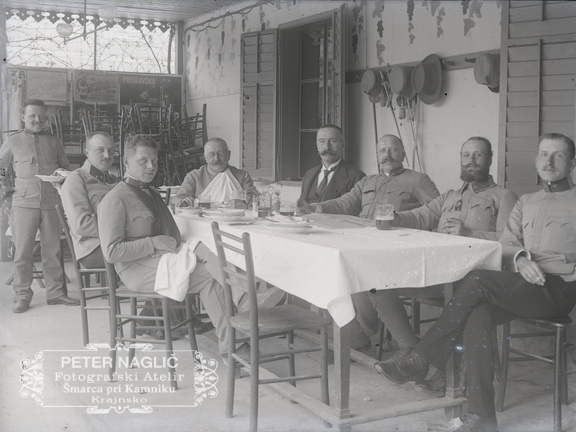 Skupina častnikov ob mizi na Vrhniki - 72 1021