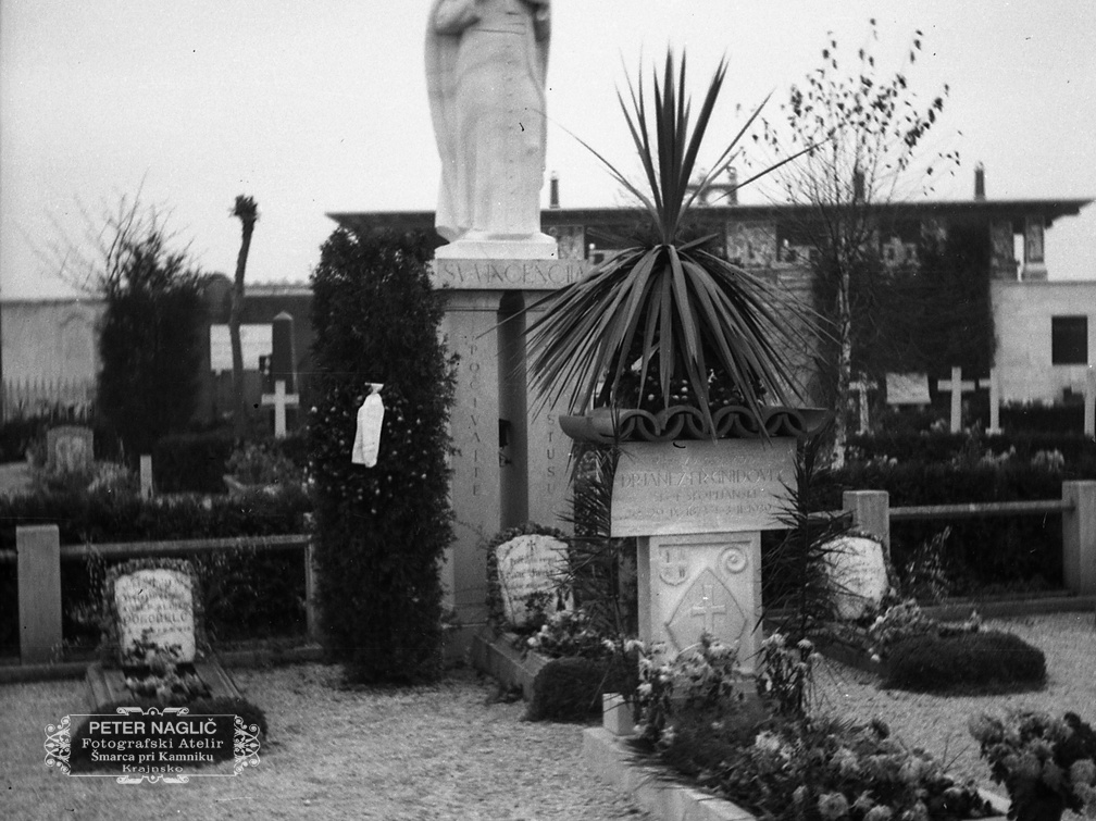 Spomenik skopskemu škofu Gnidovcu leta 1940 - F 1940 1 22 016