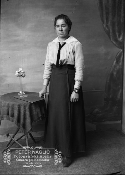 Naglic_RA_527 - Portretni pogled - Marija Bonač okoli leta 1915.jpg