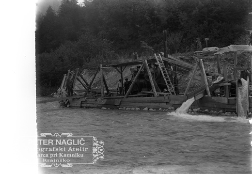 Črpanje vode pri gradnji mostu v Stranjah okli leta 1930 - naglic898 