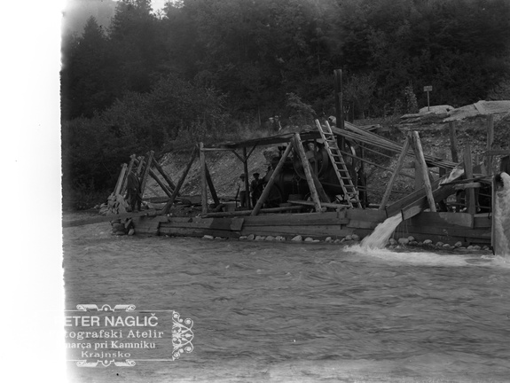 Črpanje vode pri gradnji mostu v Stranjah okli leta 1930 - naglic898 