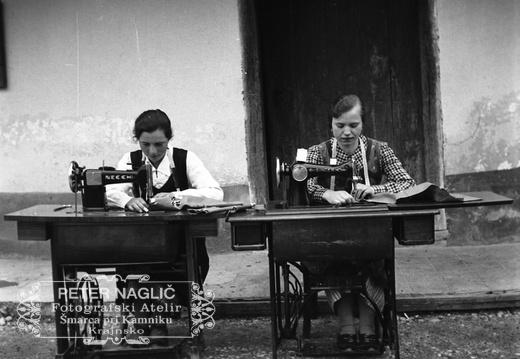 Šivanje na domu, pri Juhant  Moste, leta 1937 - F 1937 1 9 005