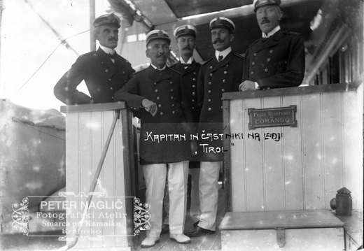 Napis na fotografiji Kapitan in častniki na ladji Tirol. Naglič je s komentarji opremil tiste slike, ki jih je potreboval za javna predavanja - Jeruzalem164