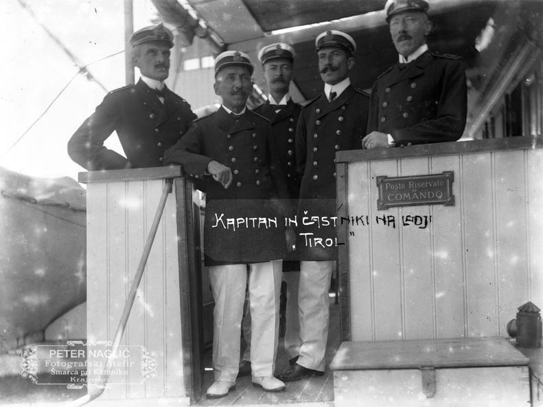 Napis na fotografiji Kapitan in častniki na ladji Tirol. Naglič je s komentarji opremil tiste slike, ki jih je potreboval za javna predavanja - Jeruzalem164