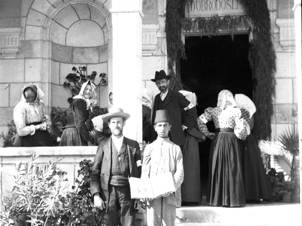 Jeruzalem - Peter Naglič z uslužbencem avstrijskega hospica, ki v roki verjetno drži knjigo gostov. Nad vhodom je napis Dobrodošli, namenjen slovenskim romarjem - Jeruzalem148