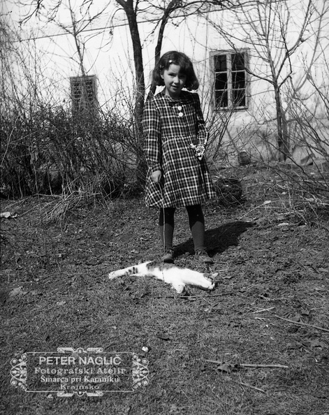 Katarina Naglič z muco leta 1940 - F_1940_1_2_001.jpg