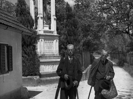 Popotnika, brata dvojčka, skozi Šmarco leta 1936 - F 1936 1 8 011