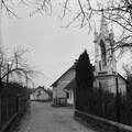 Vaška cesta v Šmarci leta 1935, v daljavi Tinetova hiša - F 1934 5 4 009