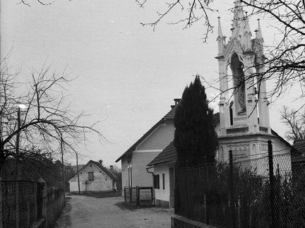 Vaška cesta v Šmarci leta 1935, v daljavi Tinetova hiša - F 1934 5 4 009