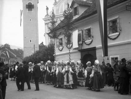 Narodne noše se zbirajo pred Maistrovo rojstno hišo ob odprtju spominske plošče leta 1938 -  F 1938 2 43 008